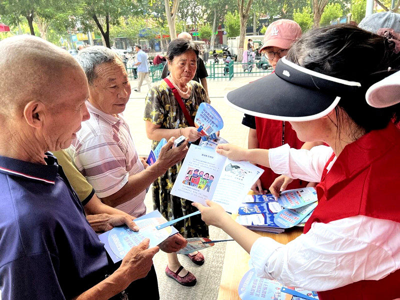 济源示范区科协开展反邪教宣传进游园活动