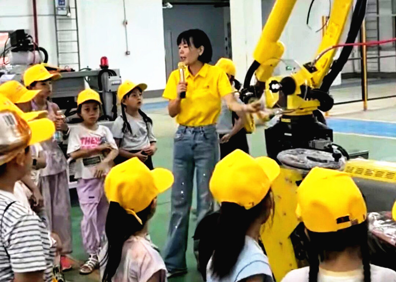 暑末研学探智造  邂逅“小萌”机器人——新乡县科协组织小学生走进企业开展科普研学活动