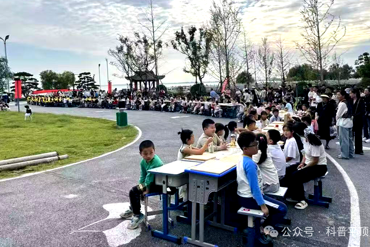非遗科普惠邻里 陶韵润心进社区——平顶山市科协组织开展全国科普月陶艺科普进广场活动