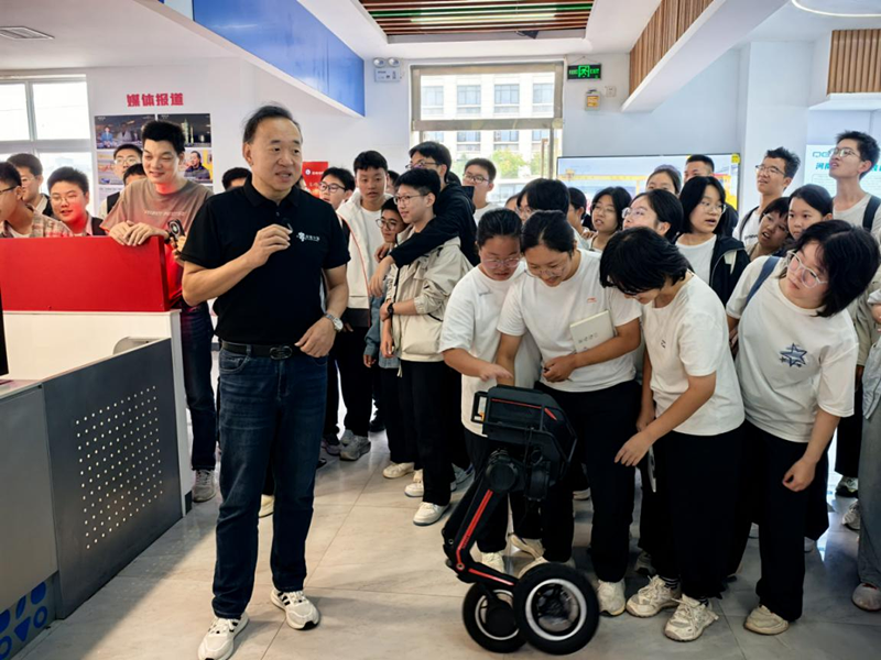 “高阶前沿科普河南行”走进河南科技学院