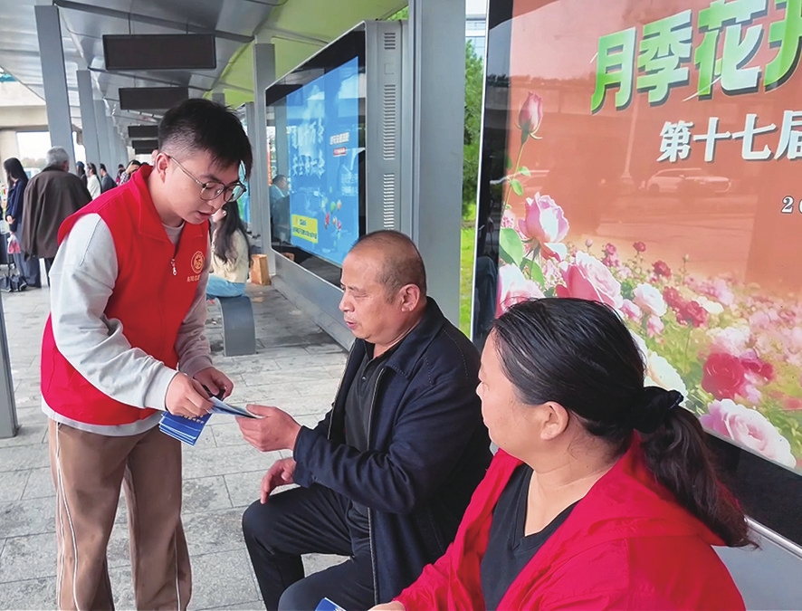 南阳公交变身流动科普课堂