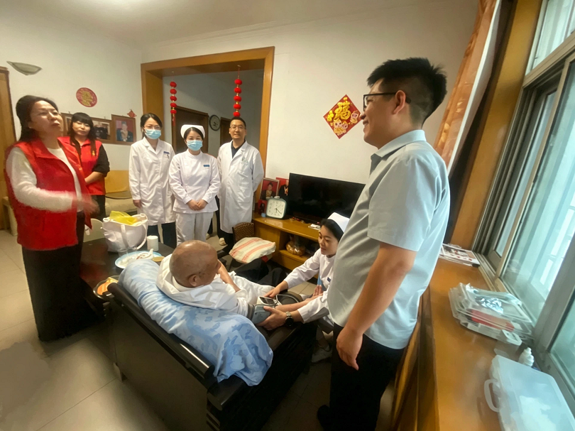 商丘市睢阳区金桥街道香君社区联合商丘市第一人民医院开展高龄老人上门健康服务