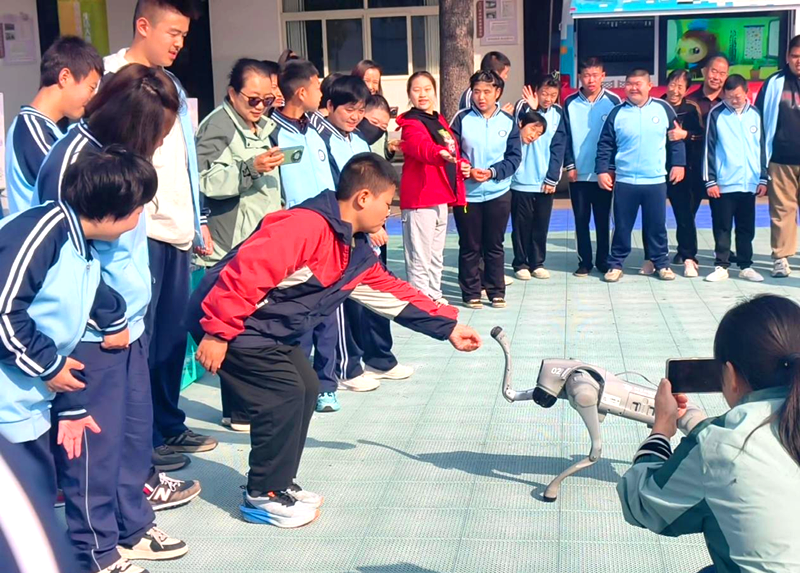 三门峡市科普大篷车走进市特殊教育学校