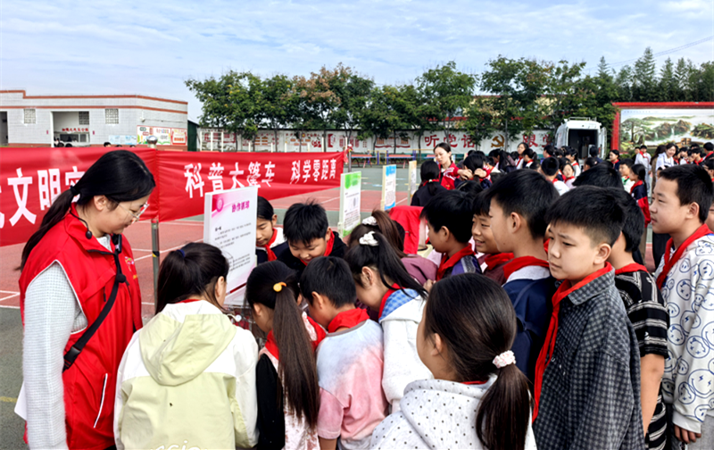 许昌市科协到禹州开展科普大篷车暨反邪教警示教育科普宣传活动