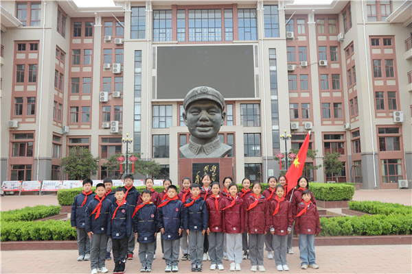 郑州龙门实验学校师生清明节赴雷锋纪念馆追思学习