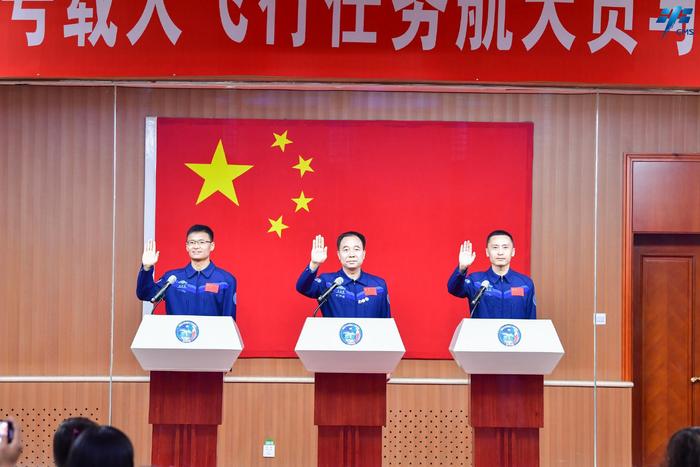 关于给景海鹏颁发“特级航天功勋奖章” 授予朱杨柱、桂海潮“英雄航天员”荣誉称号并颁发“三级航天功勋奖章”的决定