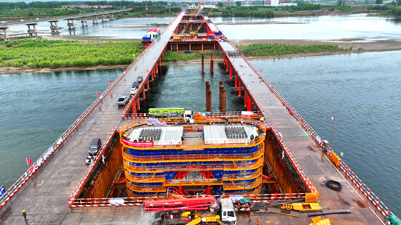 焦平铁路洛阳黄河公铁大桥主桥首个水中墩墩身浇筑完成