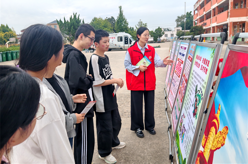 许昌市科协到建安区艾庄开展科普大篷车暨反邪教警示教育科普宣传活动