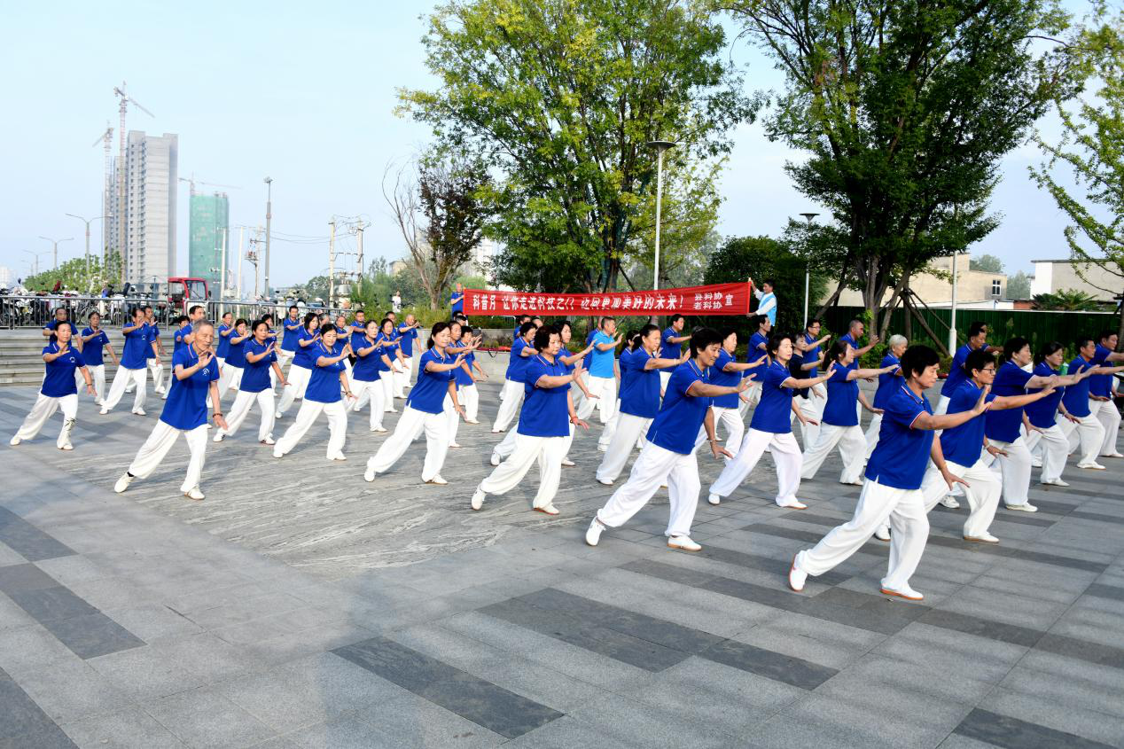 潢川县老科协组织社会团体举行纪念抗战胜利八十周年暨全国科普月宣传展示活动