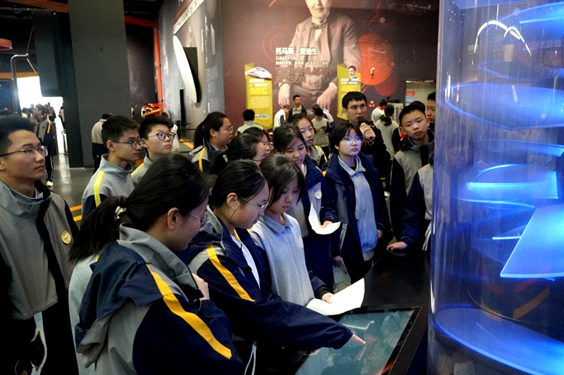 启智铸魂担使命 科教强国育新苗——郑州群英中学师生走进河南省科技馆研学活动