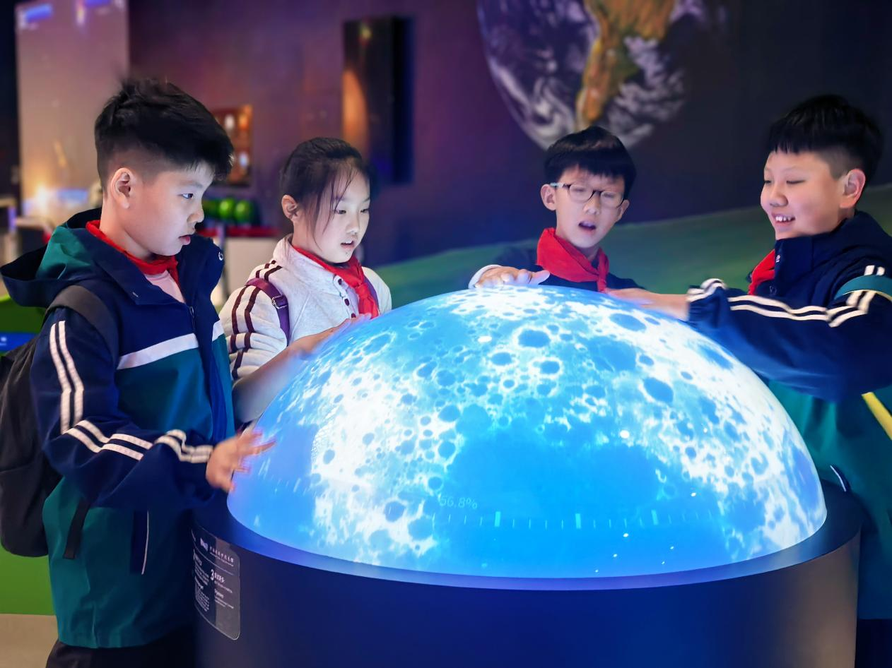 郑州市上街区新建小学走进河南省科技馆，沉浸式课堂点燃科学梦