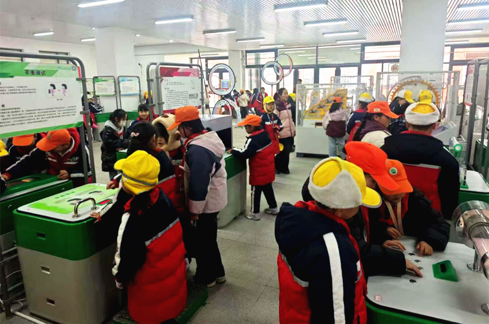 范县科协组织学生参观流动科技馆