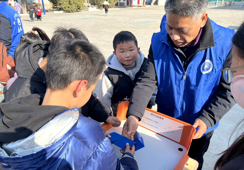三门峡市科普大篷车驶进灵宝市杜家小学 趣味体验播撒科学种子