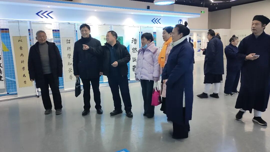 新乡市民族宗教界人士参观河南省反邪教书法展