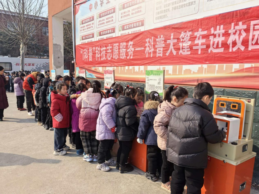 临颍县科协开展大篷车送科普进校园活动