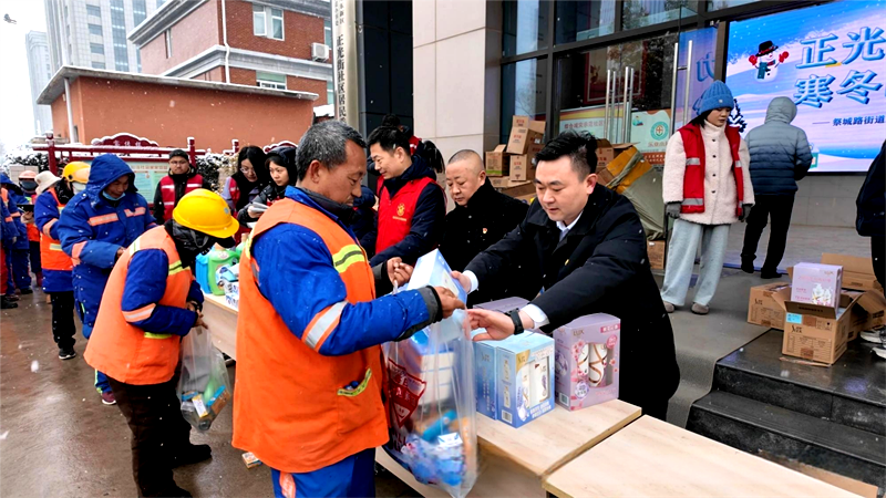 正光凝合力 寒冬暖人心｜河南信卓检测技术有限公司携手社区开展环卫工人慰问活动
