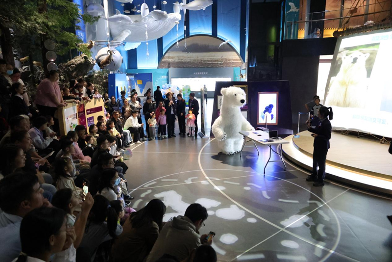 河南省科技馆“科学之夜”活动入选“2025年度科技博物馆十大热词”主图案例