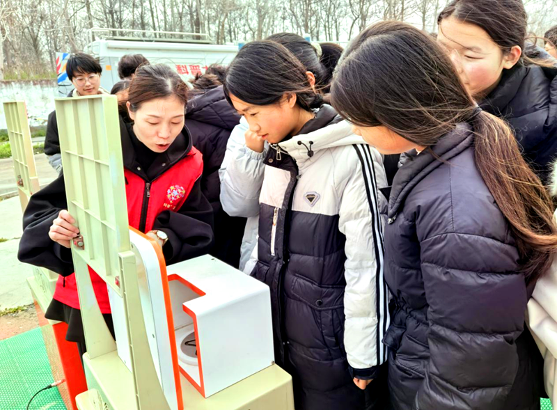 科普大篷车驶进鄢陵县两校 科技之花绽放学子心田