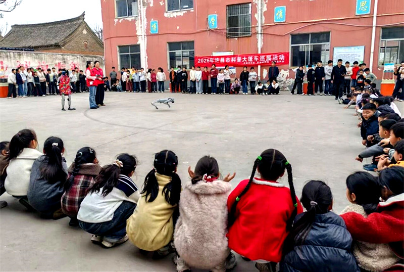 机器人带队，禹州科普“展品”组团进校园