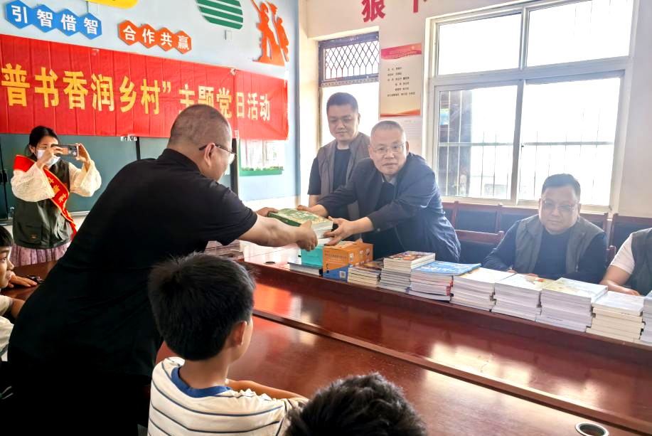 河南省科技新闻学会党委 举办“科普书香润乡村”主题党日活动