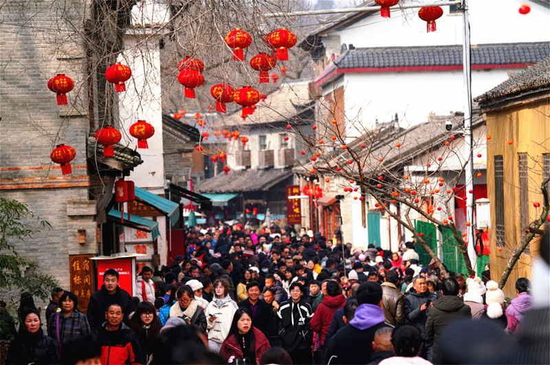 信阳郝堂村千人长街宴又火了！小年百桌盛席迎客 焖罐肉南湾鱼香飘十里