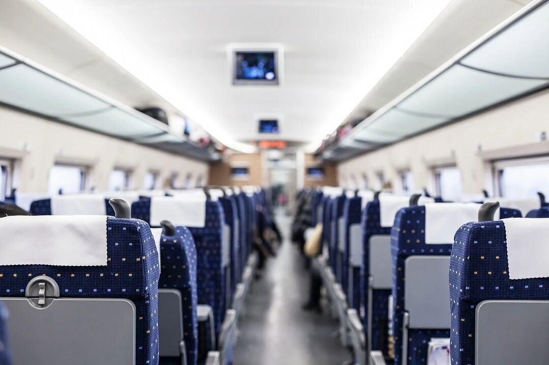 大一女学生坐硬座31小时返校心脏骤停，患上经济舱综合征