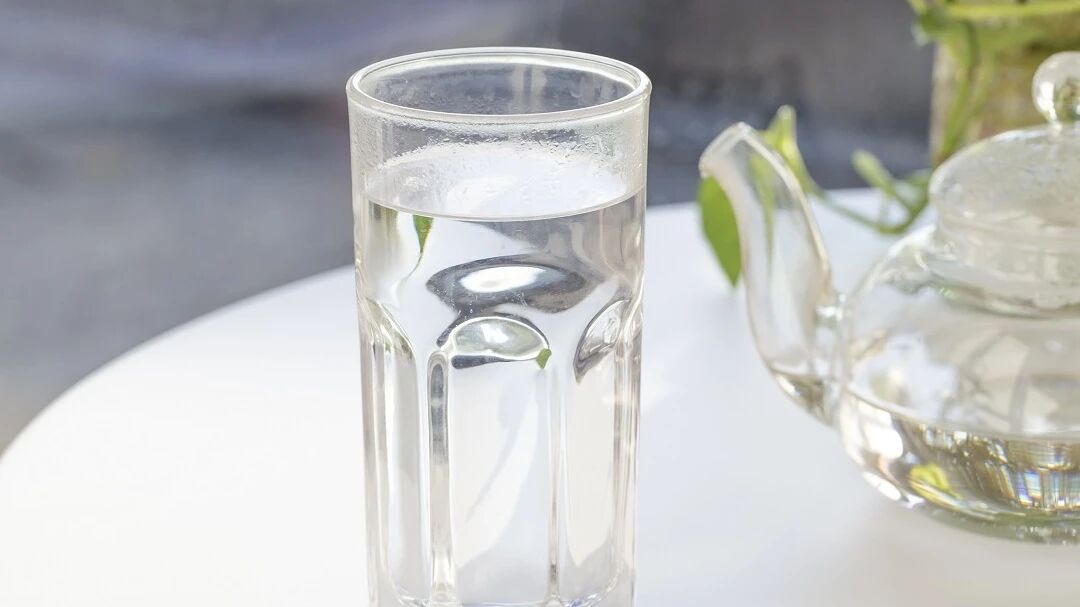 起床后的第一杯水，藏着全天活力的秘密！喝对才养生