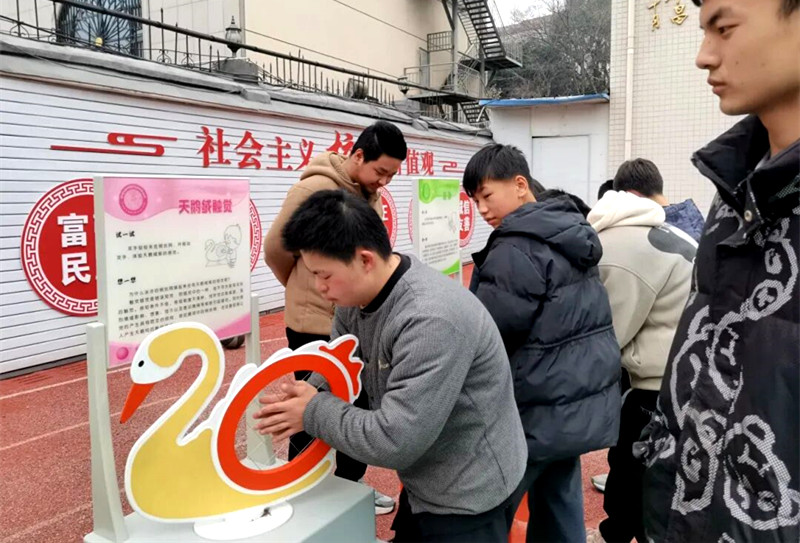 信阳市科技馆科技志愿服务活动走进市特殊教育学校