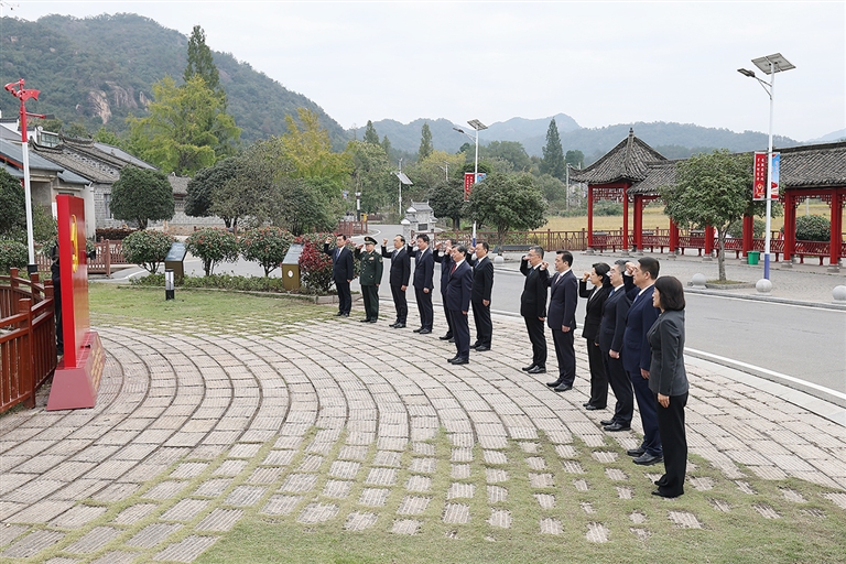周祖翼带领新一届省委常委班子 到信阳市参加党性教育活动并主持召开省委常委会会议 不忘初心 牢记使命 接续奋斗 奋力谱写中原大地推进中国式现代化新篇章